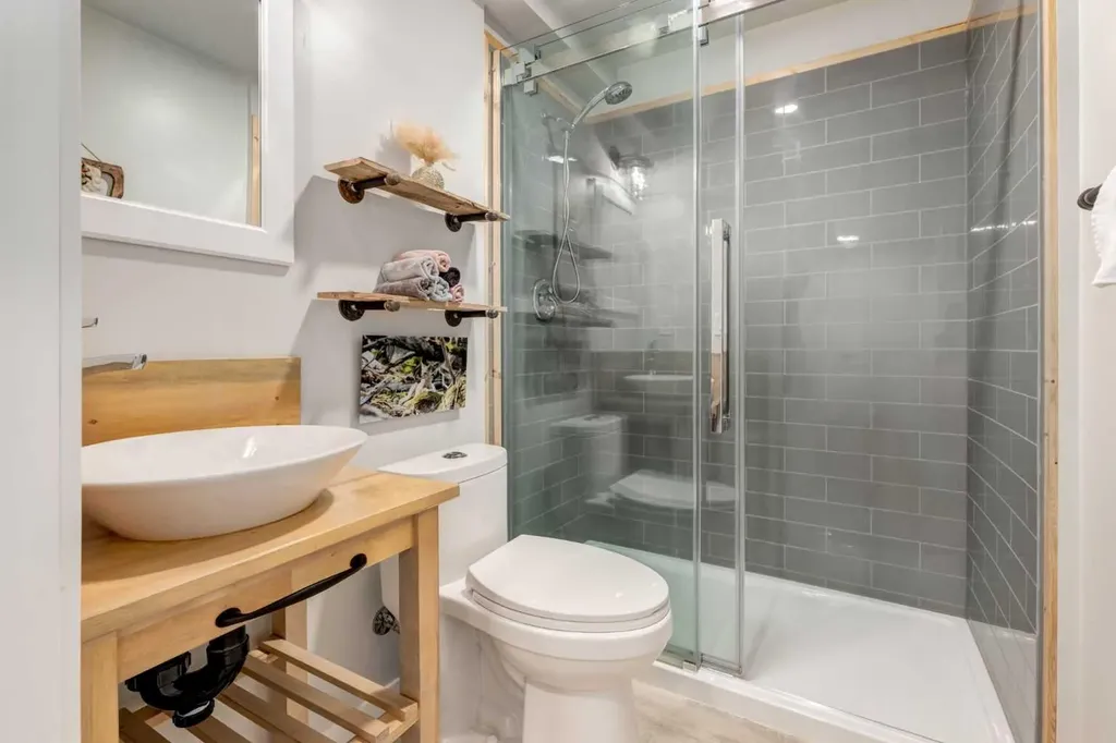 16A Tusslewood Drive NW Calgary AB T3L 0B1