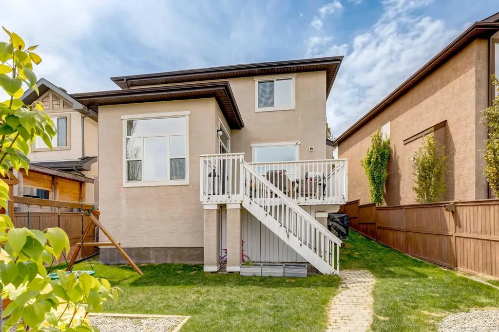 16A Tusslewood Drive NW Calgary AB T3L 0B1