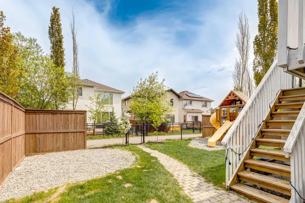 16A Tusslewood Drive NW Calgary AB T3L 0B1