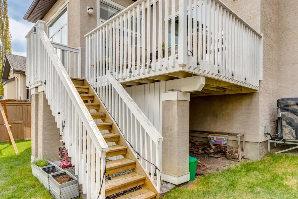 16A Tusslewood Drive NW Calgary AB T3L 0B1