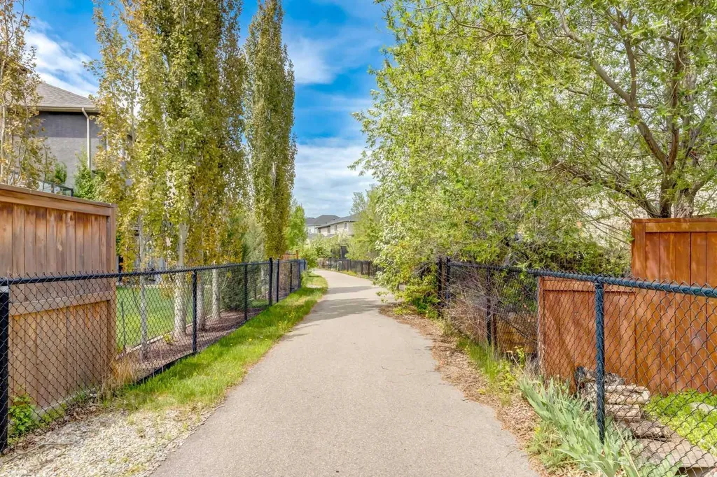16A Tusslewood Drive NW Calgary AB T3L 0B1