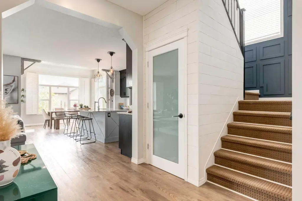 16A Tusslewood Drive NW Calgary AB T3L 0B1