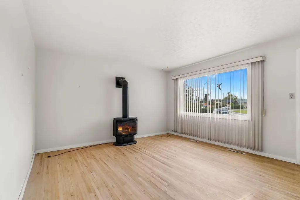 35 Beaupre Crescent Calgary AB T3B 2S9