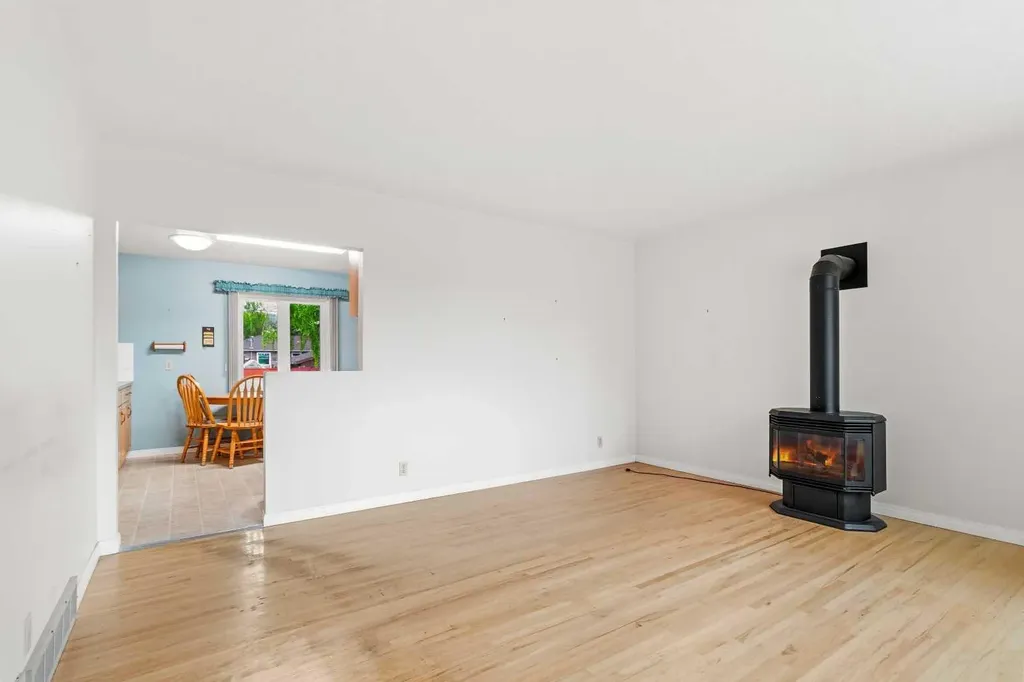 35 Beaupre Crescent Calgary AB T3B 2S9