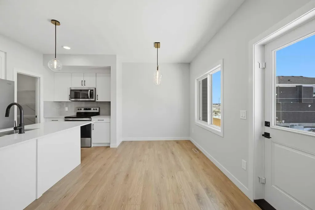 42 Waterford Mews Chestermere AB T1X 3B6