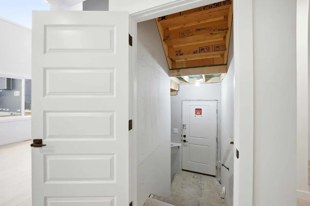 42 Waterford Mews Chestermere AB T1X 3B6