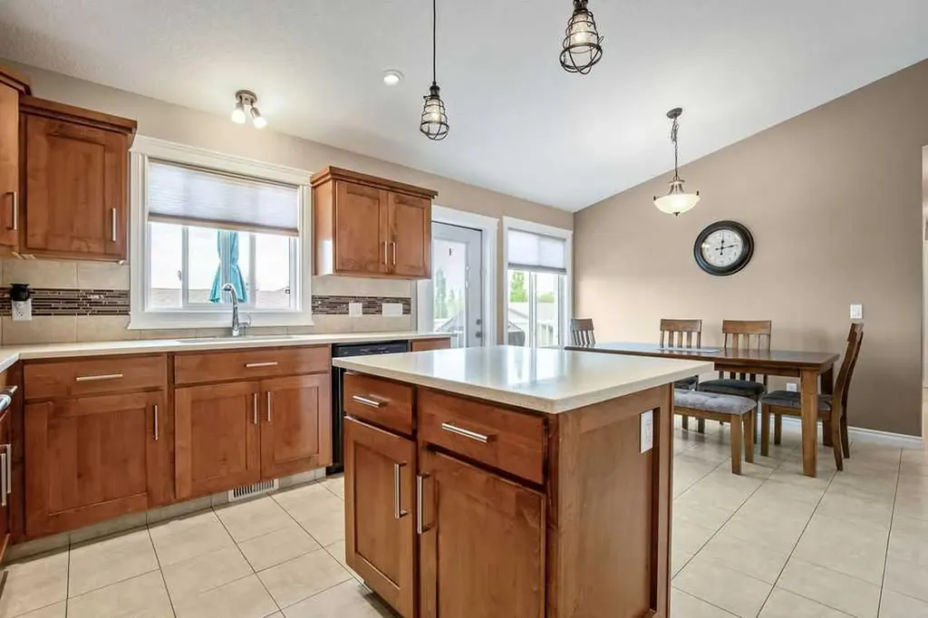 2006 30 Avenue Nanton AB T0L 1R0