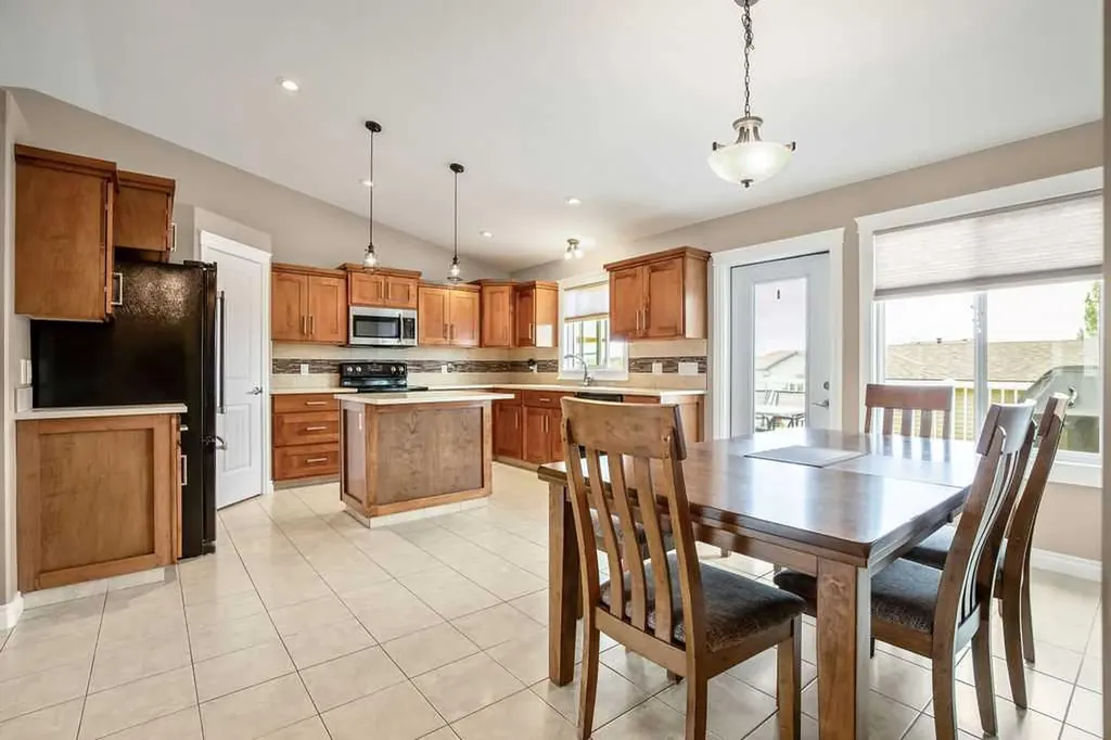 2006 30 Avenue Nanton AB T0L 1R0