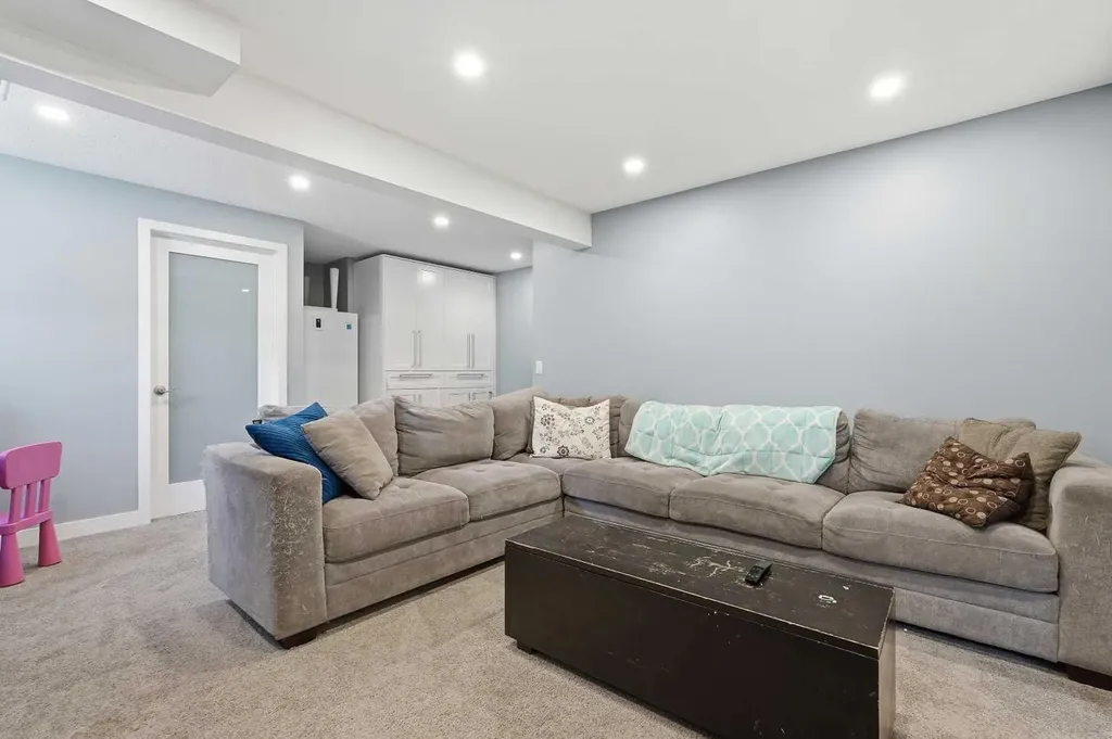 804 Downey Place Okotoks AB T1S 1H6