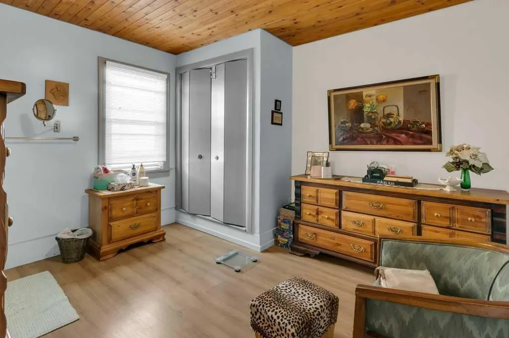326 8 Avenue NE Calgary AB T2E 0P9