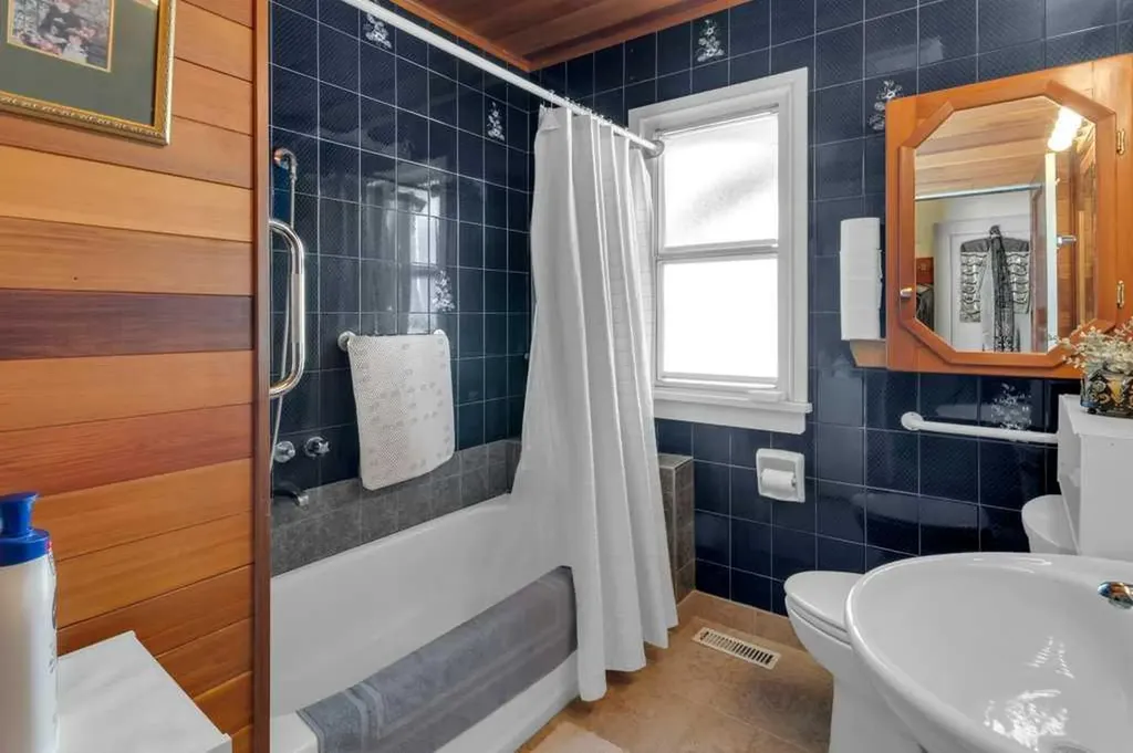 326 8 Avenue NE Calgary AB T2E 0P9