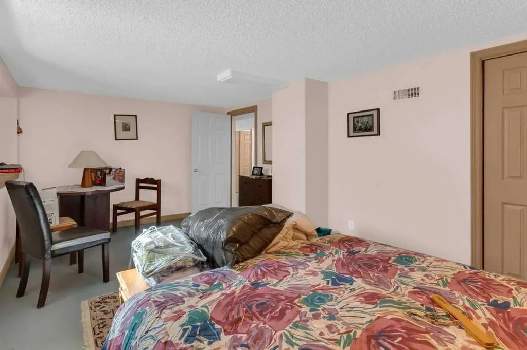 326 8 Avenue NE Calgary AB T2E 0P9