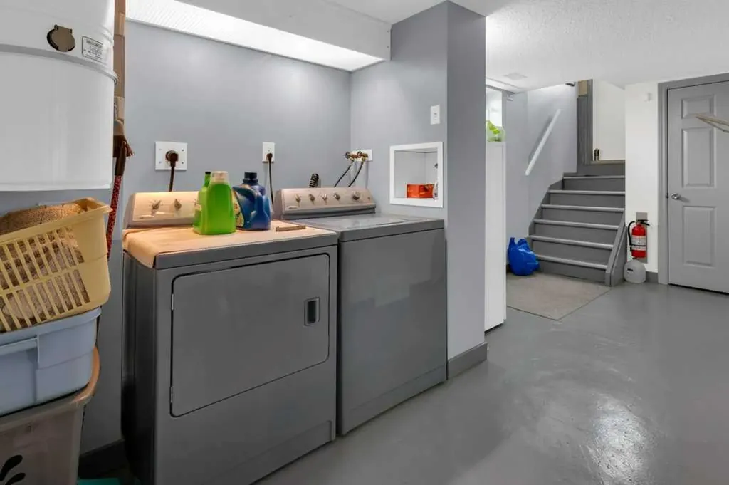 326 8 Avenue NE Calgary AB T2E 0P9