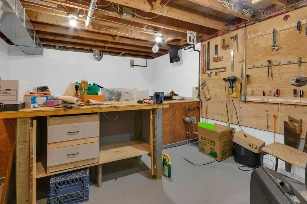 326 8 Avenue NE Calgary AB T2E 0P9