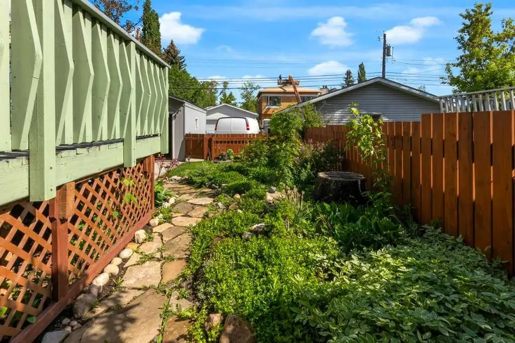 326 8 Avenue NE Calgary AB T2E 0P9