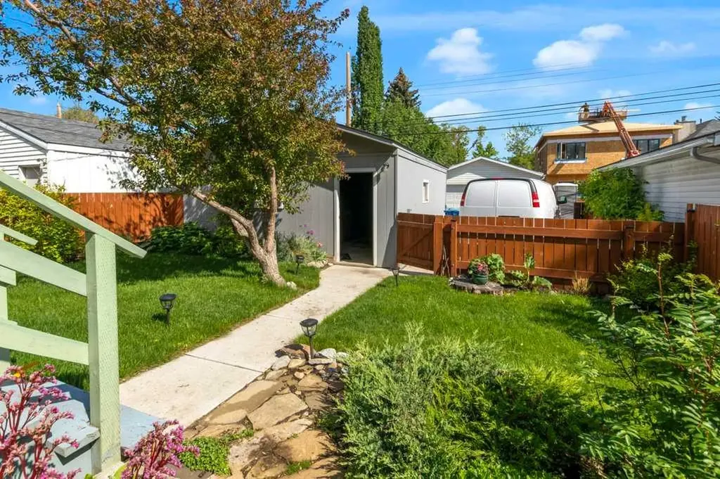 326 8 Avenue NE Calgary AB T2E 0P9