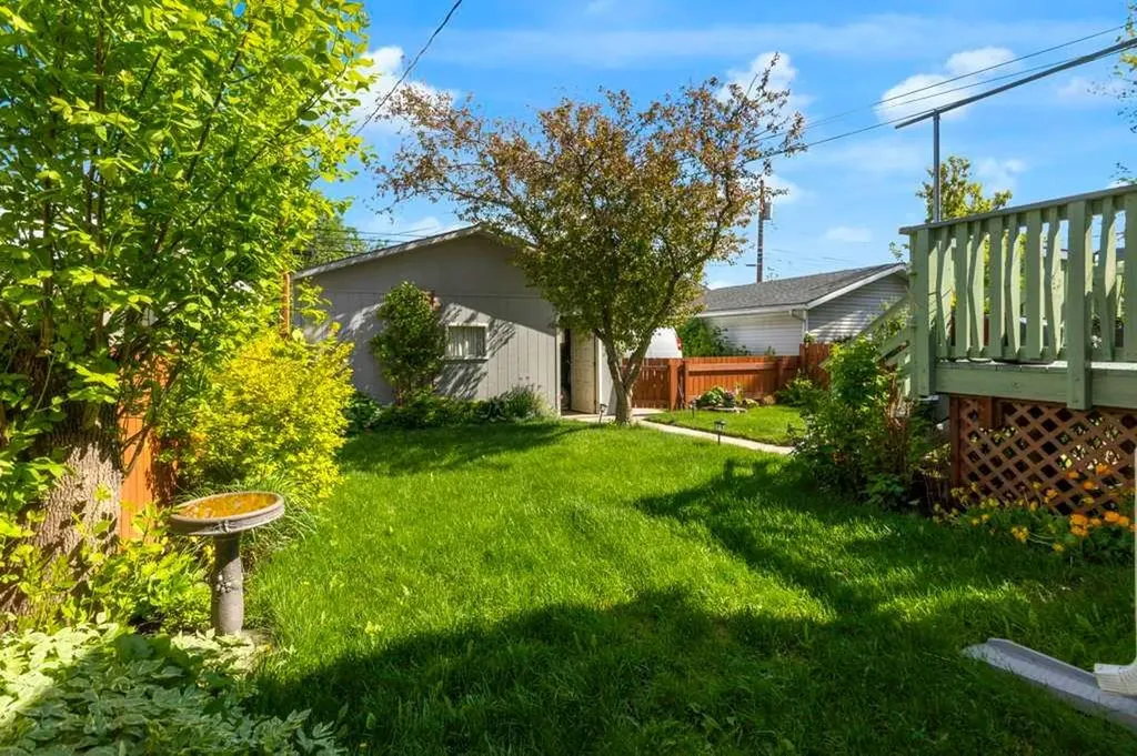 326 8 Avenue NE Calgary AB T2E 0P9