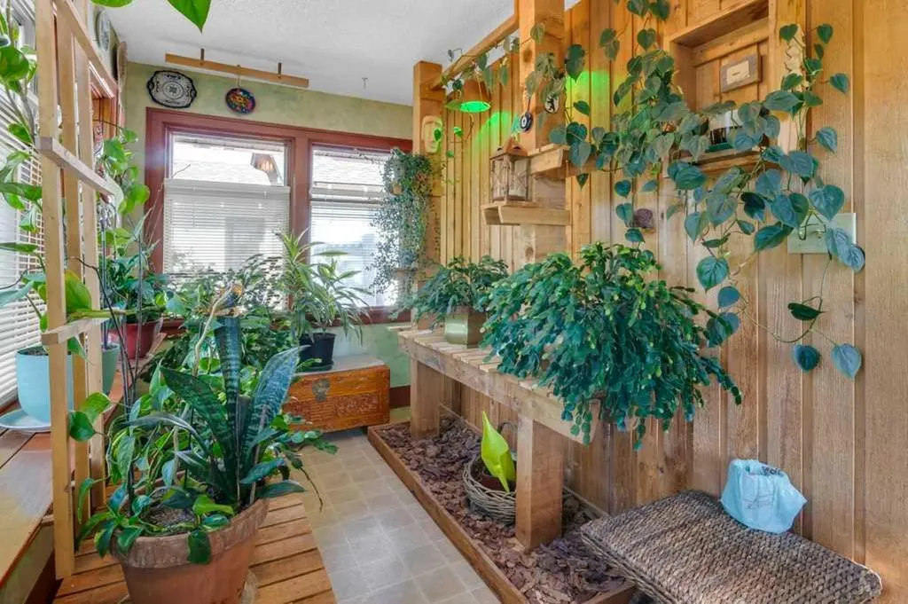 326 8 Avenue NE Calgary AB T2E 0P9