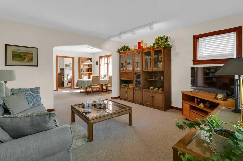 326 8 Avenue NE Calgary AB T2E 0P9