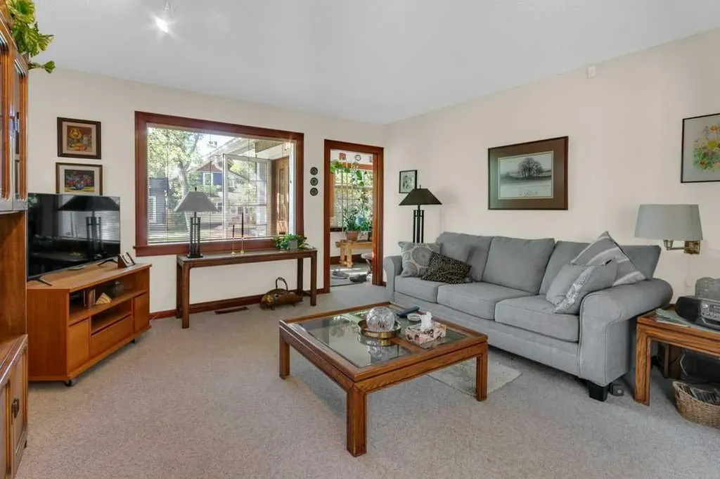 326 8 Avenue NE Calgary AB T2E 0P9