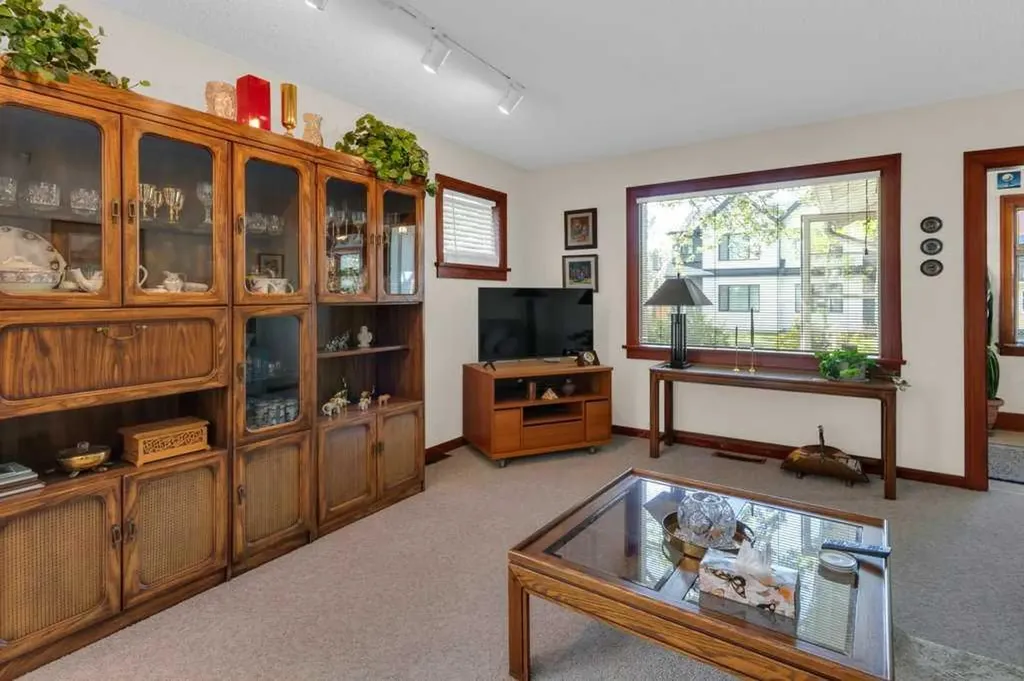 326 8 Avenue NE Calgary AB T2E 0P9