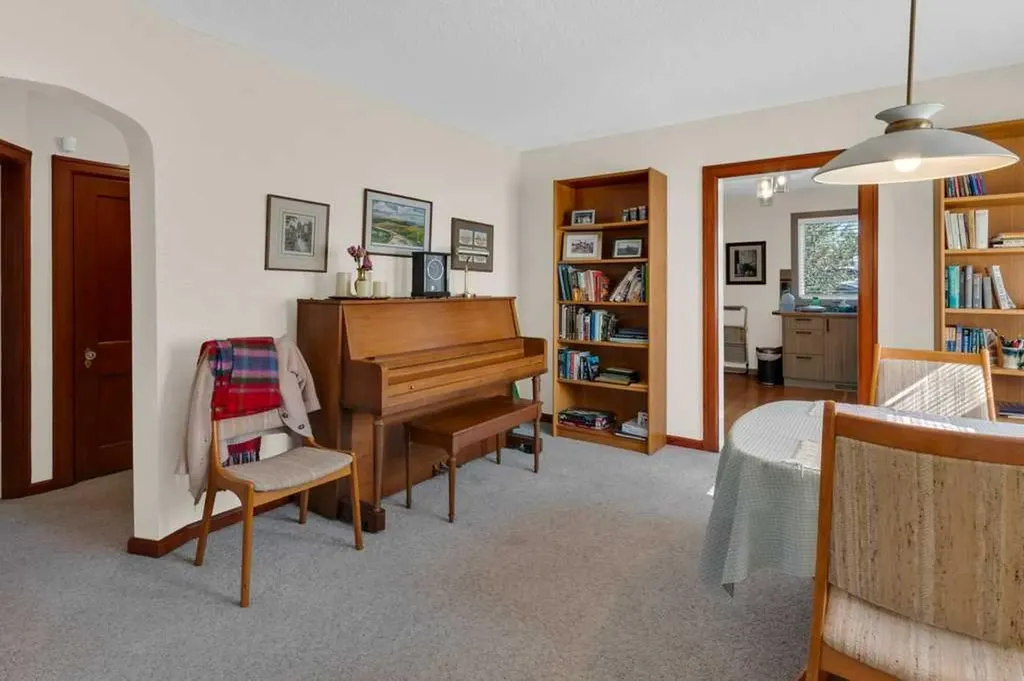 326 8 Avenue NE Calgary AB T2E 0P9