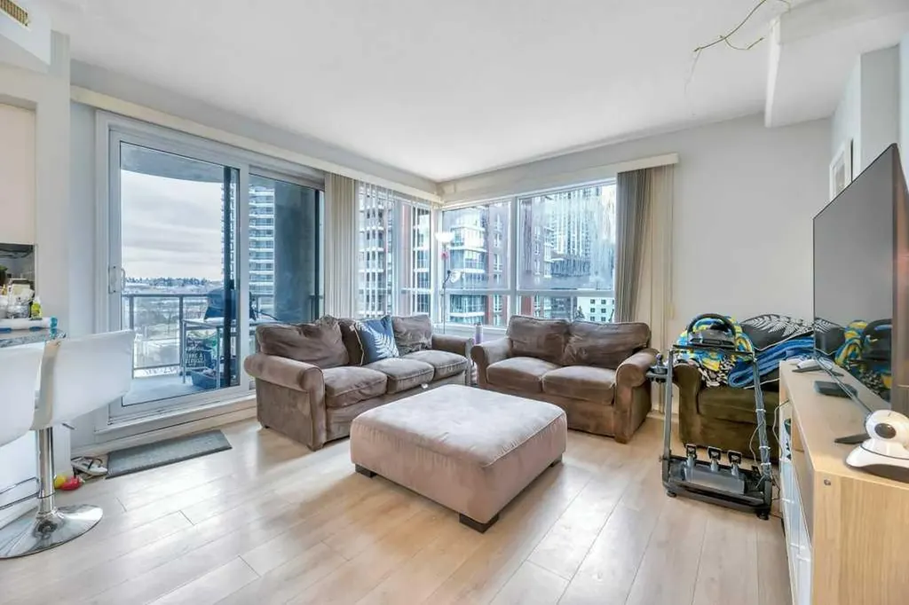 683 10 Street SW Calgary AB T2P 5G3