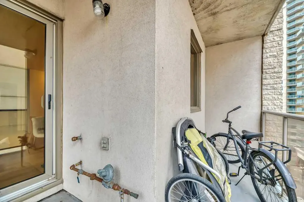 683 10 Street SW Calgary AB T2P 5G3