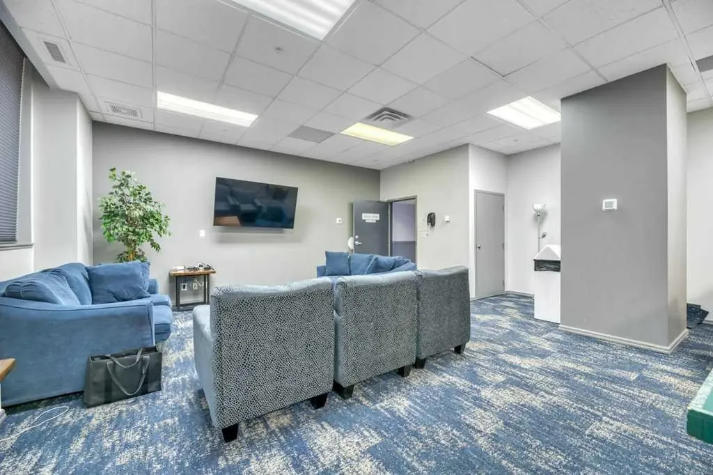 683 10 Street SW Calgary AB T2P 5G3