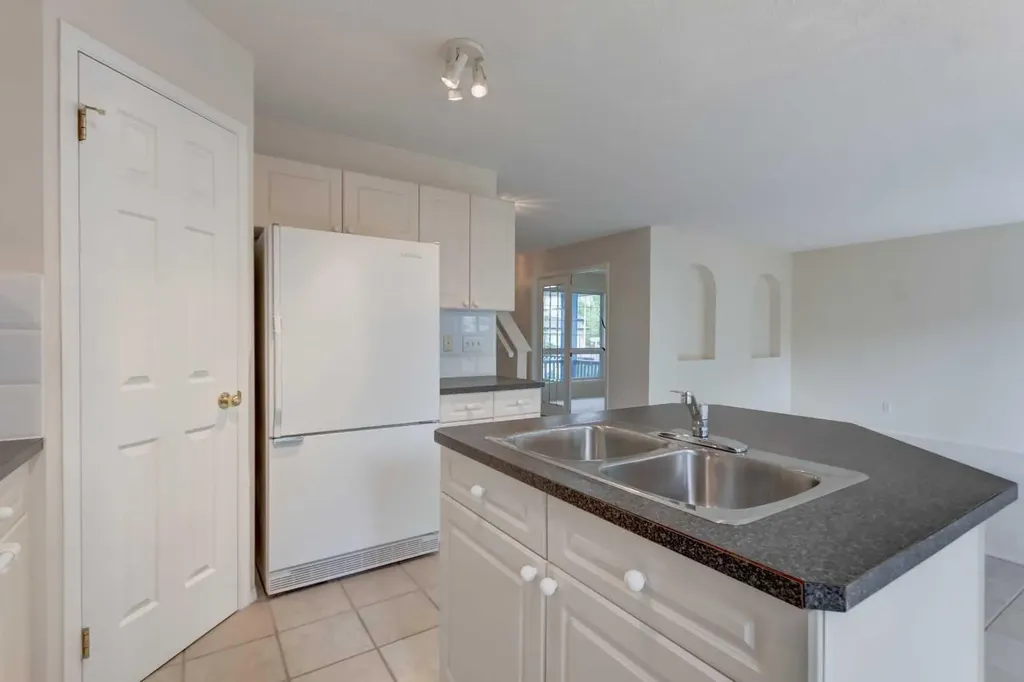 111 Sierra Nevada Way SW Calgary AB T3H 3N1
