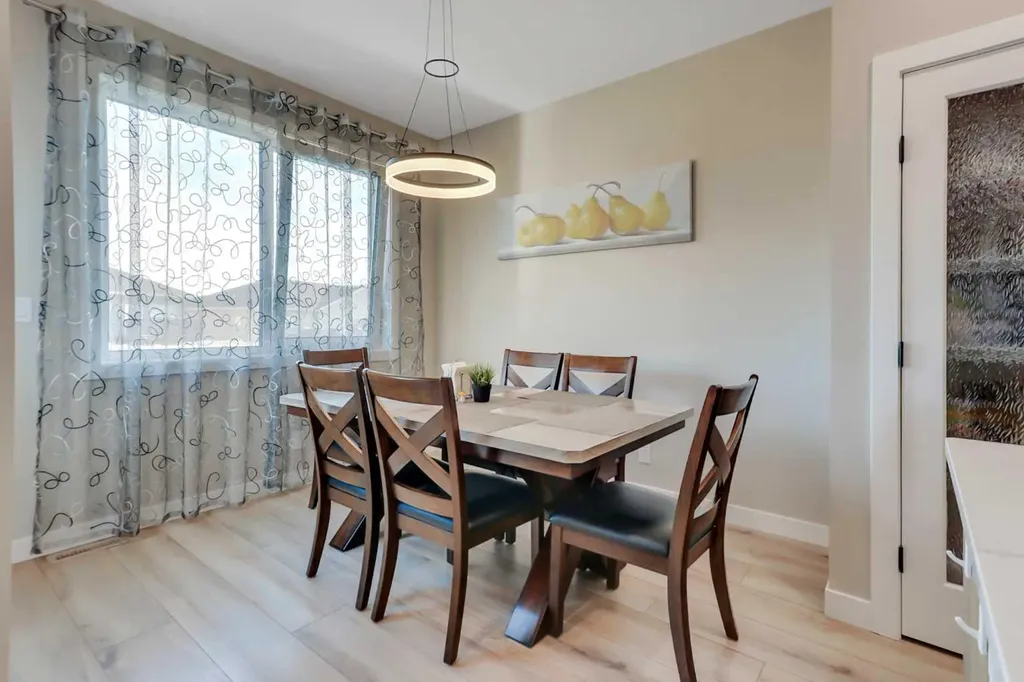 18 Athens Place Blackfalds AB T4M 0N4
