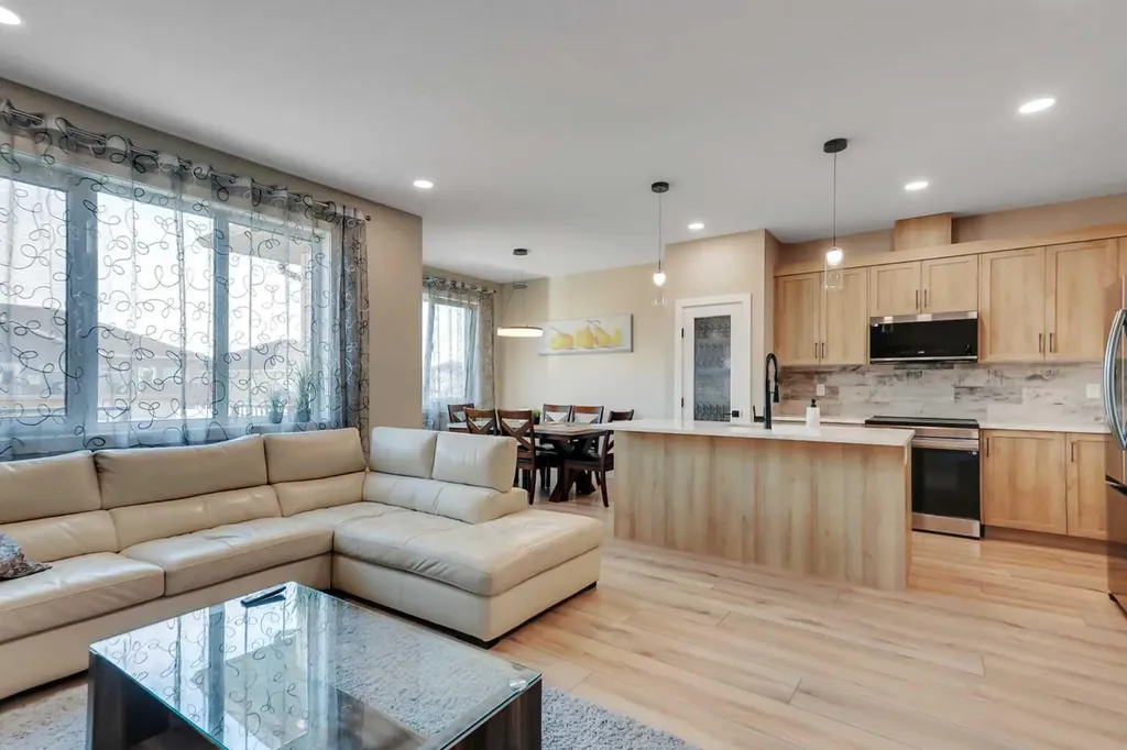 18 Athens Place Blackfalds AB T4M 0N4