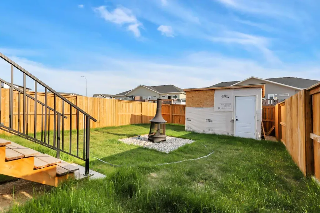 18 Athens Place Blackfalds AB T4M 0N4