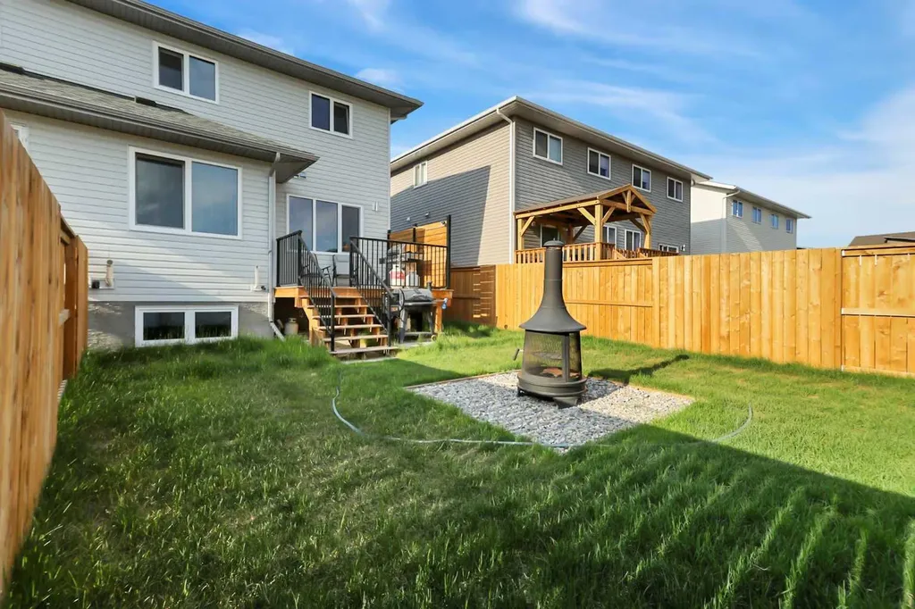 18 Athens Place Blackfalds AB T4M 0N4