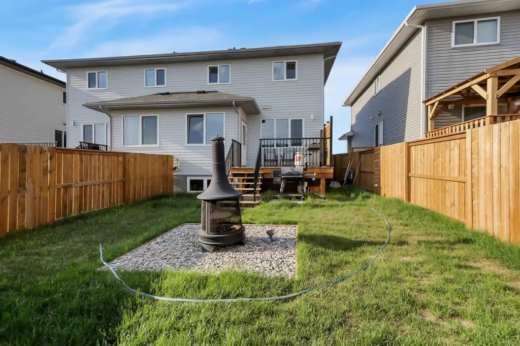 18 Athens Place Blackfalds AB T4M 0N4