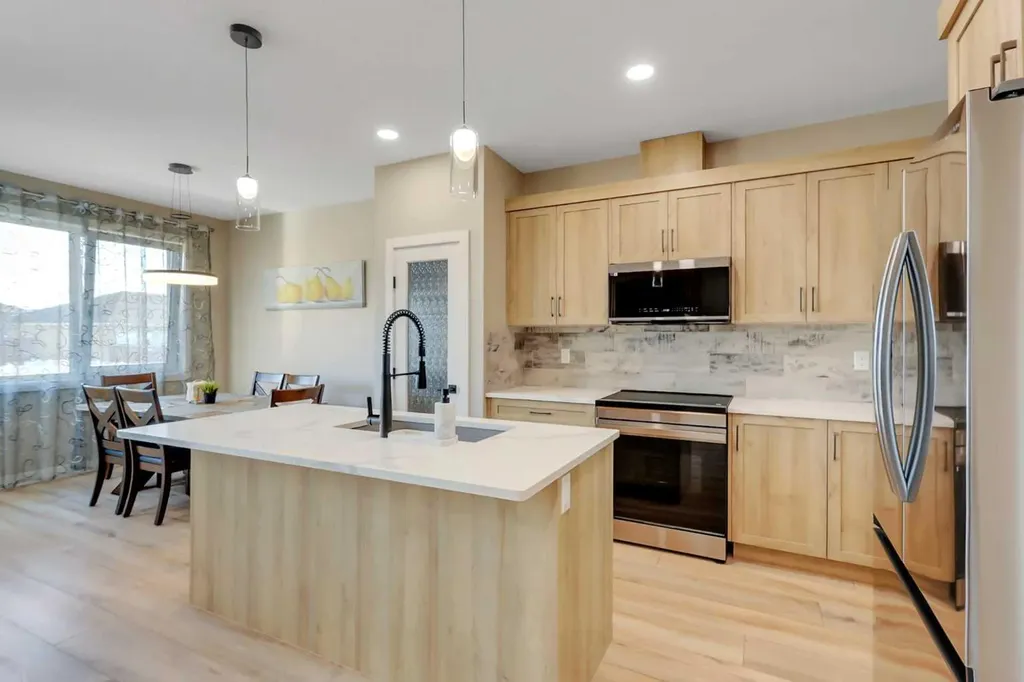18 Athens Place Blackfalds AB T4M 0N4