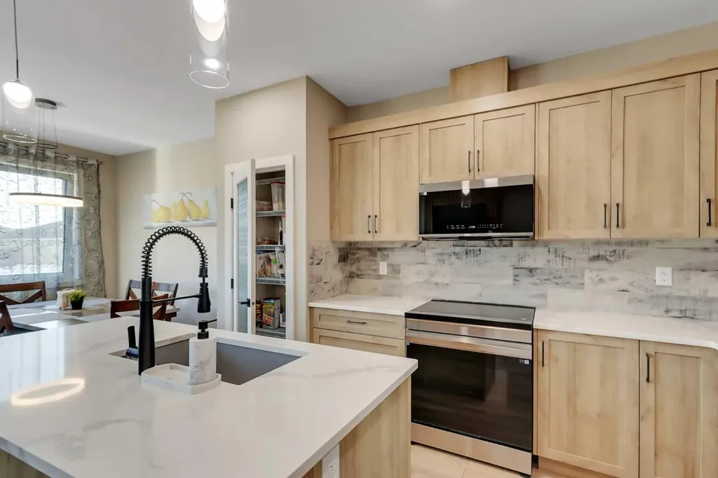 18 Athens Place Blackfalds AB T4M 0N4