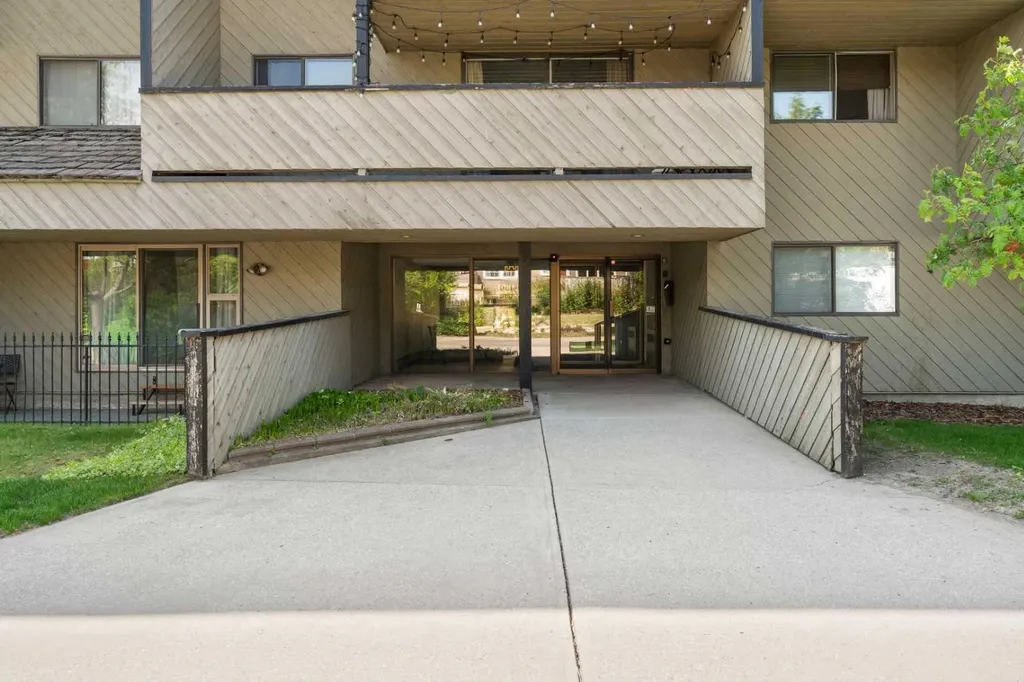 1513 26 Avenue SW Calgary AB T2T 1C4