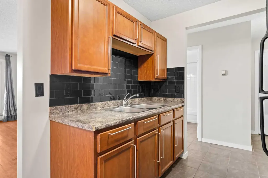 1513 26 Avenue SW Calgary AB T2T 1C4