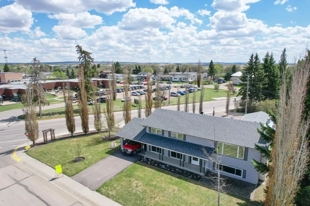 5607 48 Avenue Lacombe AB T4L 1M7