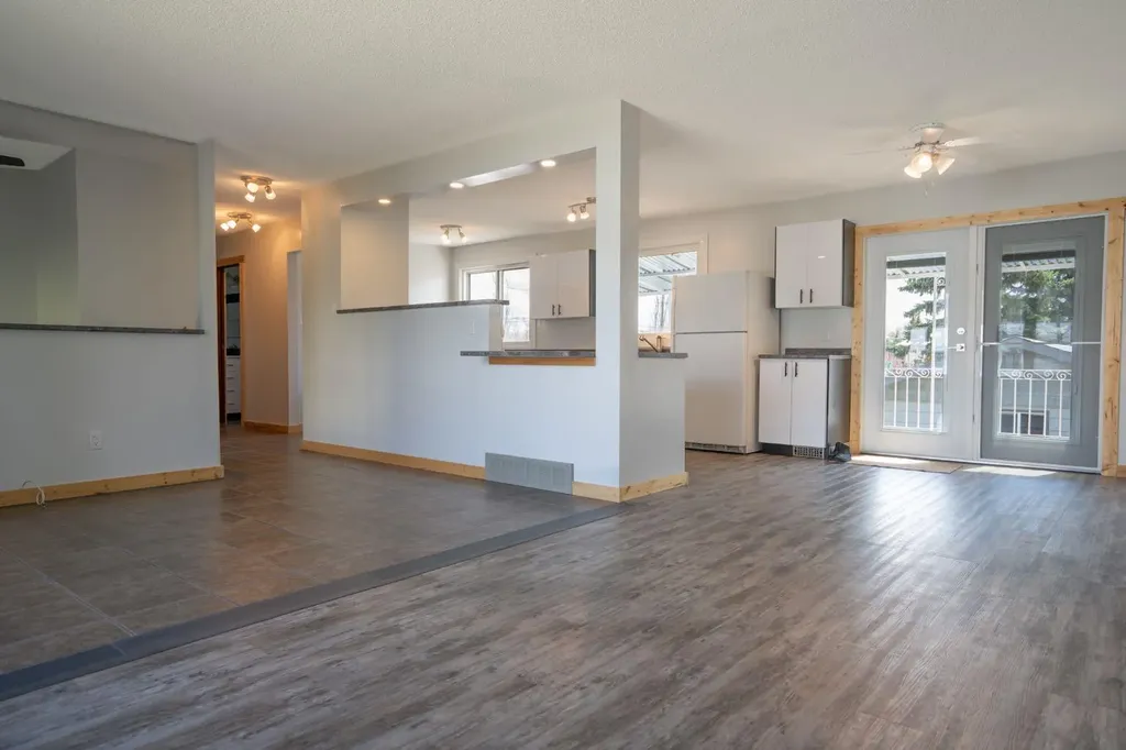 5607 48 Avenue Lacombe AB T4L 1M7