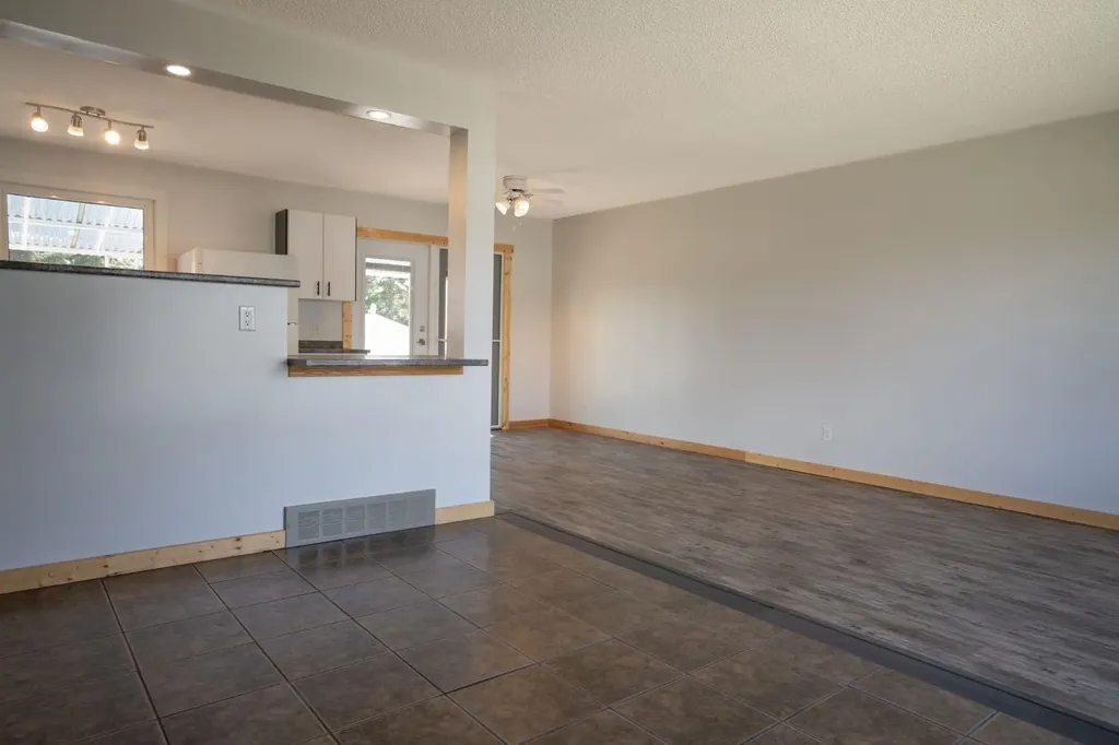 5607 48 Avenue Lacombe AB T4L 1M7