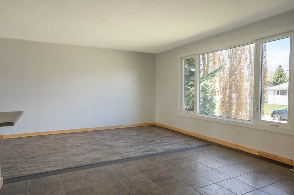5607 48 Avenue Lacombe AB T4L 1M7