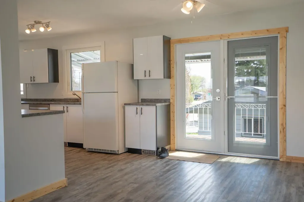 5607 48 Avenue Lacombe AB T4L 1M7