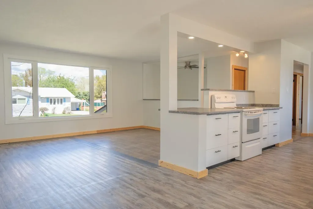 5607 48 Avenue Lacombe AB T4L 1M7