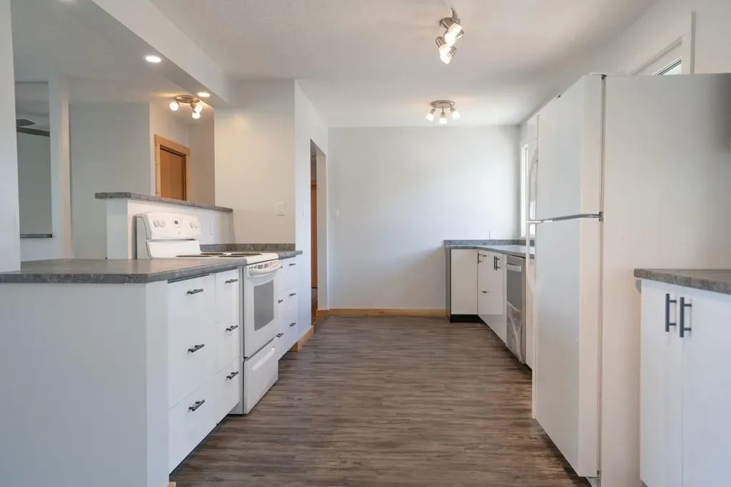 5607 48 Avenue Lacombe AB T4L 1M7