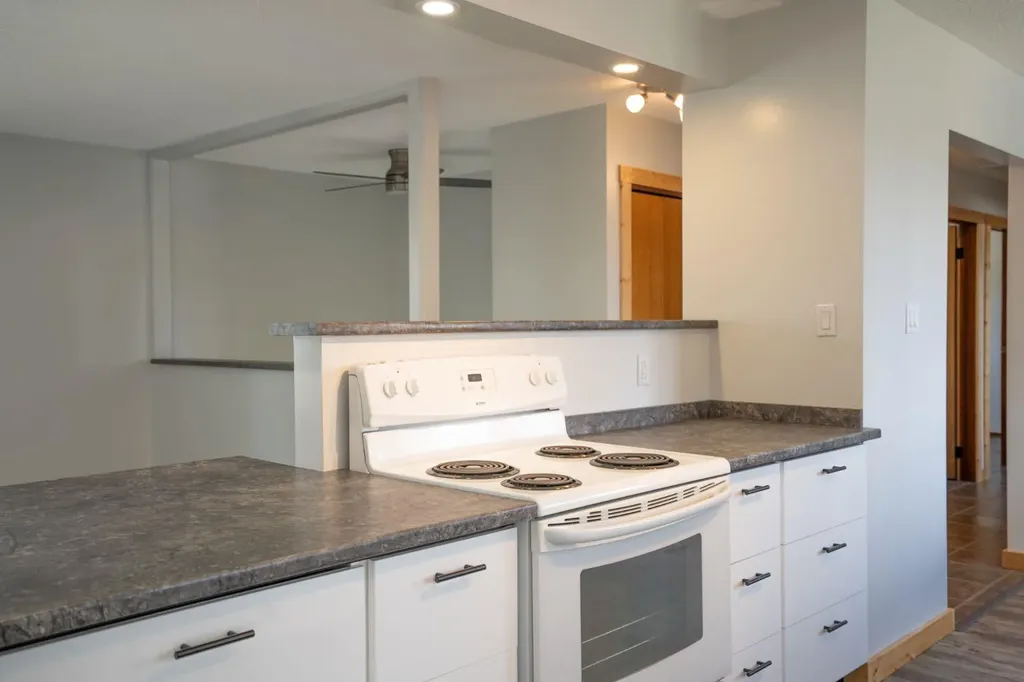 5607 48 Avenue Lacombe AB T4L 1M7