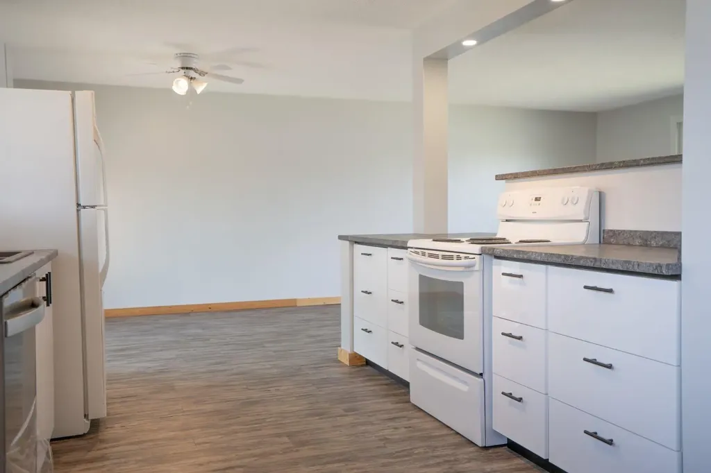 5607 48 Avenue Lacombe AB T4L 1M7