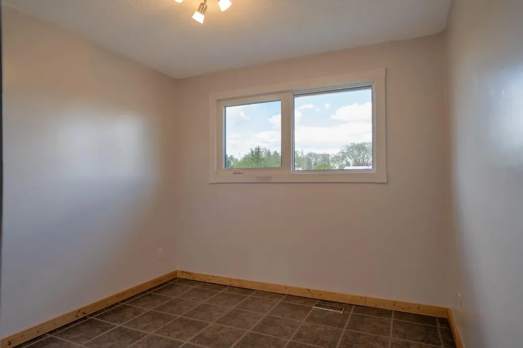 5607 48 Avenue Lacombe AB T4L 1M7