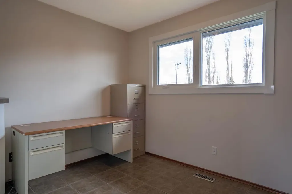 5607 48 Avenue Lacombe AB T4L 1M7